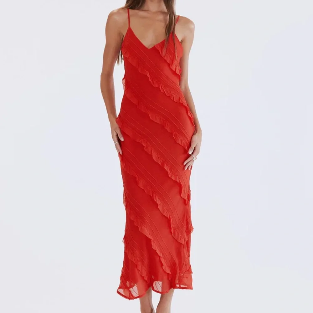 Elegant Red Sleeveless Dress - Picture 1 of 2